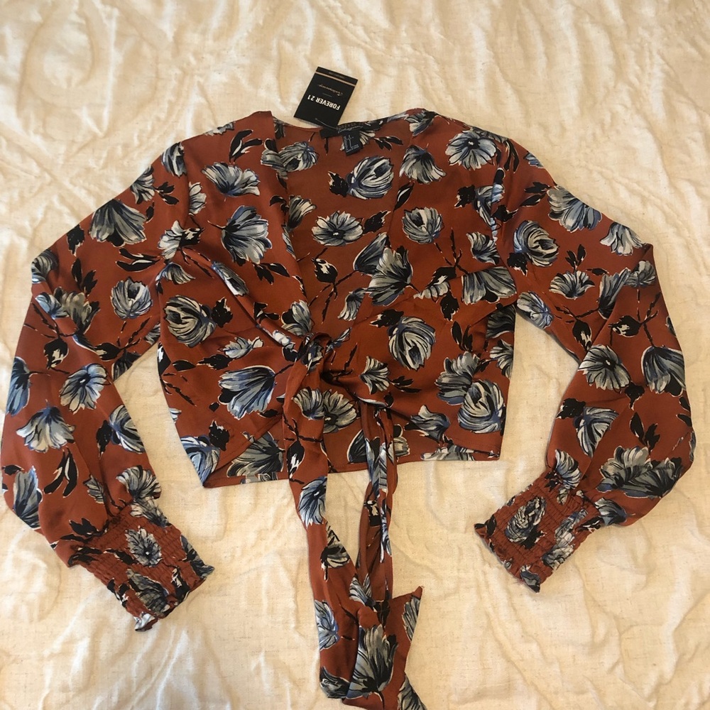NWT Cropped tie front blouse size small